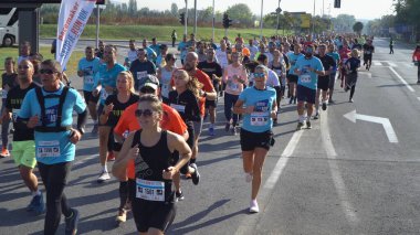 Üsküp, Makedonya - 07 Ekim 2019: Üsküp 'te kameraya doğru koşan 10K yarışı koşucuları