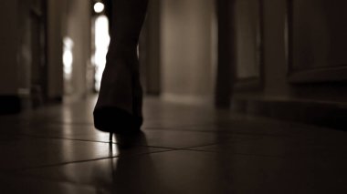 Model bir kadının silueti yüksek tepelerde karanlık bir koridorda yürüyor ayakkabılar, Yavaş Hareket