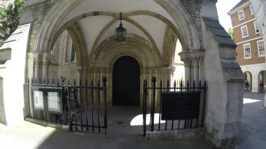 LONDON, ENGLAND- 29 Haziran 2017: POV 12. yüzyılda İngiltere 'nin başkenti Londra' da inşa edilen ünlü bir simge olan Temple Church 'ün girişine doğru yürüdü.