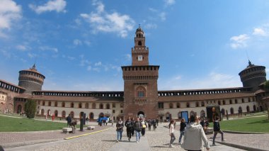Milan, İtalya - 14 Mayıs 2019: Milano 'da yürüyüş pov, Sforzesco Şatosu önünde kalabalık, İtalya, ağır çekim