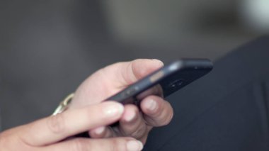 Cep telefonunu kullanan kız kapat