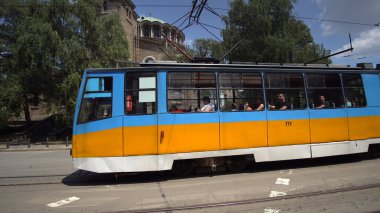 Sofya, Bulgaristan - 23 Mayıs 2019: Bulgaristan 'ın başkenti Sofya' daki St. Nedelya Ortodoks Kilisesi yakınlarındaki eski tramvay yolu