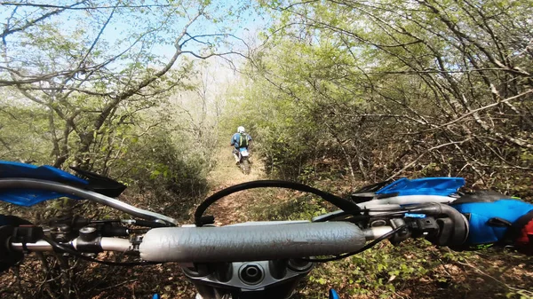 Man Extrem Sport Ridning Touring Enduro Motorcykel Smuts Fält — Stockfoto