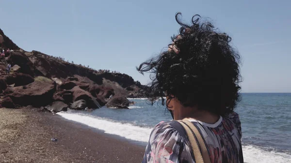 Turistické Procházky Červené Pláži Pobřeží Egejského Moře Ostrov Santorini Řecko — Stock fotografie