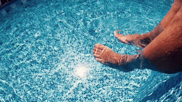 Υποβρύχια Θέα Των Ποδιών Των Ανδρών Στην Πισίνα — Φωτογραφία Αρχείου