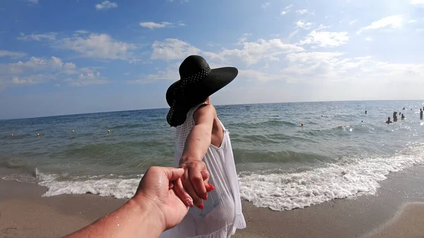 Šťastná Žena Slamákem Drží Ruce Svým Milencem Užívají Pláži Zpomalení — Stock fotografie