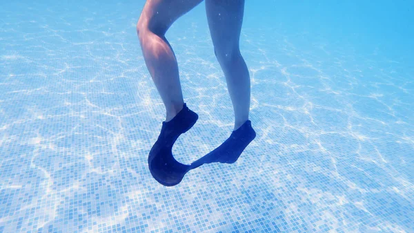 Criança Com Nadadeiras Nadadores Nadando Piscina Vista Subaquática Câmera Lenta — Fotografia de Stock