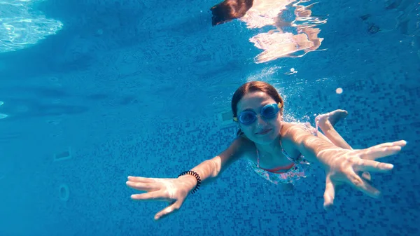 Menina Com Óculos Mergulho Uma Piscina Resort Luxo — Fotografia de Stock