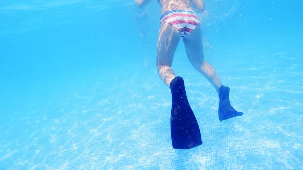 Unterwasserschleier Eines Kleinen Mädchens Das Mit Blauen Schwimmflossen Fuß Schwimmt — Stockfoto