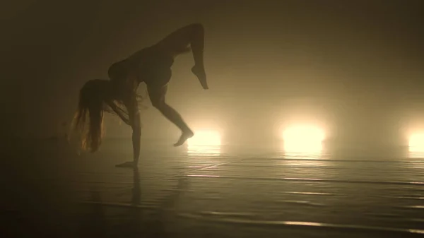 Ballerina Costume Moderno Che Danza Sensualmente Sulla Scena — Foto Stock