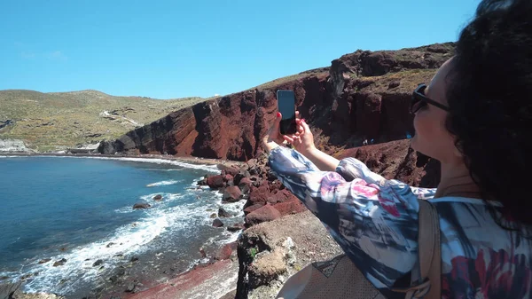 Traveler Donna Scattare Selfie Con Smartphone Sulla Riva Della Spiaggia — Foto Stock