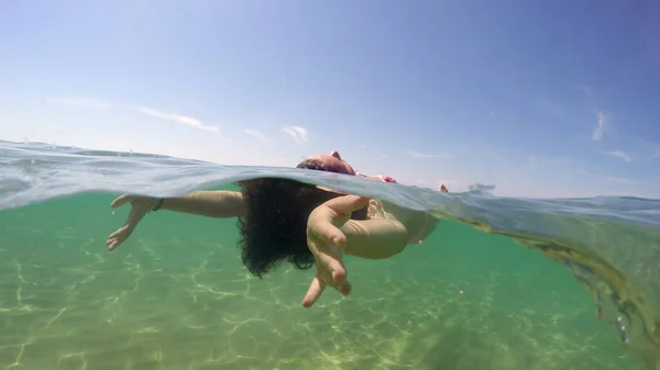 Mulher Hispânica Flutua Joga Mar Vista Subaquática — Fotografia de Stock