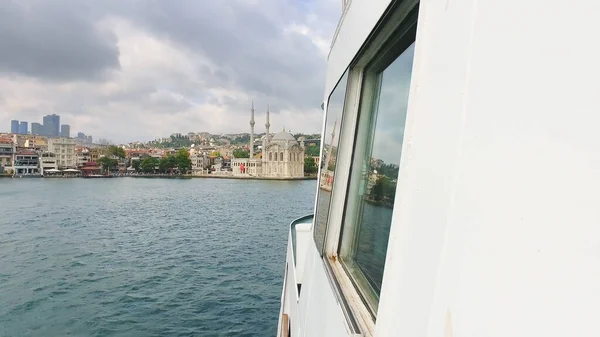 Круиз Пов Лодки Приближающейся Мечети Ортакой Мосту Босфор Стамбуле Турция — стоковое фото