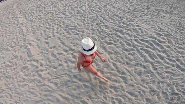 Menina Ajuste Atraente Andando Praia Com Sol Brilhando Fundo — Fotografia de Stock