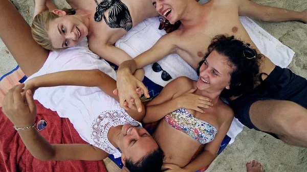 Top Ver Retratos Grupo Amigos Acostados Playa Divertirse —  Fotos de Stock