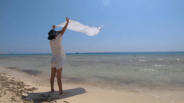 Mooie Jonge Vrouw Met Een Sjaal Wind Het Paradijs Strand — Stockfoto