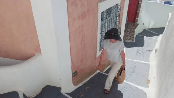 Mujer Elástica Caminando Por Los Escalones Oia Santorini Islas Griegas —  Fotos de Stock