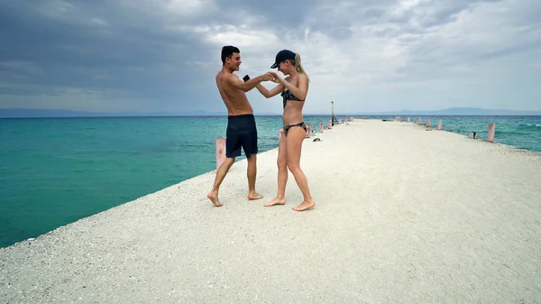 Romantiskt Lyckligt Par Som Dansar Strandpiren — Stockfoto