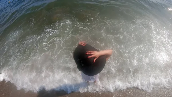 Vrouw Met Strohoed Zomerjurk Lopend Kust Een Tropisch Strand — Stockfoto