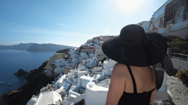 Donna Felice Vestita Elegante Intelligente Abiti Neri Cappello Godendo Sue — Foto Stock