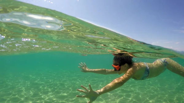 女性ティーン水泳でカリブ海の水 Goproドームショット — ストック写真