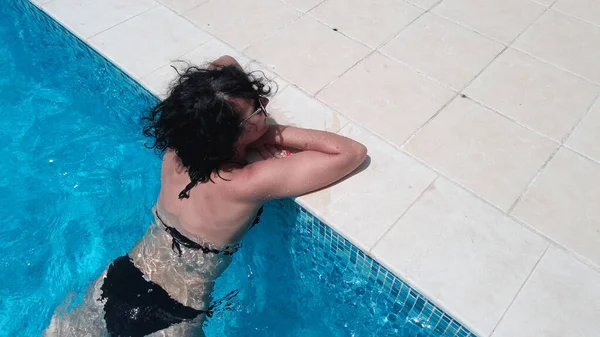 Kudrnaté Vlasy Žena Bazénu Odpočívající Břehu Bazénu Zpomalený Pohyb — Stock fotografie