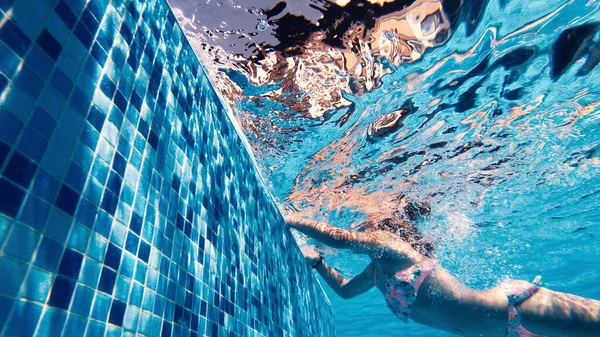 Menina Com Óculos Mergulho Uma Piscina Resort Luxo — Fotografia de Stock