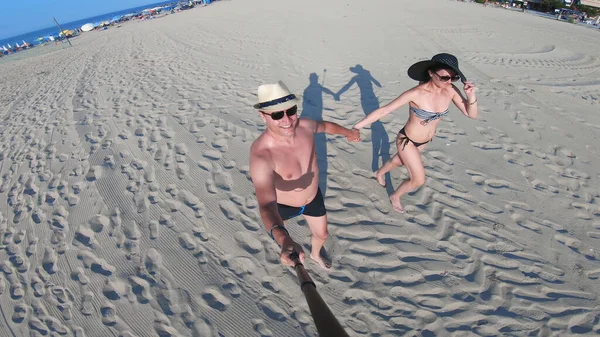 Pareja Mediana Edad Playa Divirtiéndose Dando Vuelta — Foto de Stock