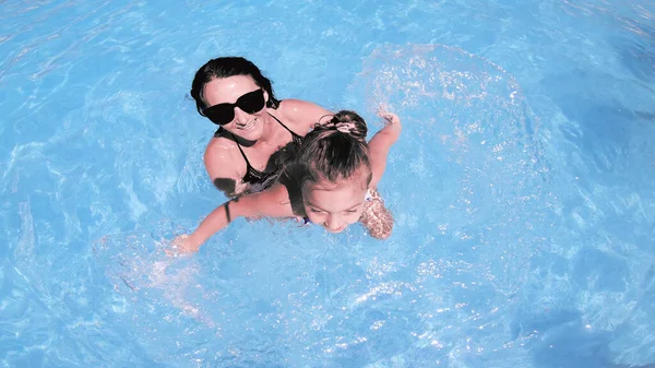 Ευτυχισμένη Οικογενειακή Μητέρα Την Κόρη Χαμογελώντας Γυρίζοντας Ενώ Κολυμπούν Εξωτερική — Φωτογραφία Αρχείου