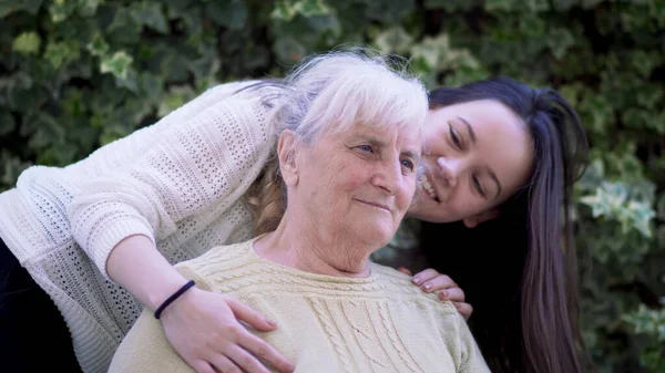 Retrato Mujer Sonriente Abrazando Besando Abuela Aire Libre Cámara Lenta —  Fotos de Stock