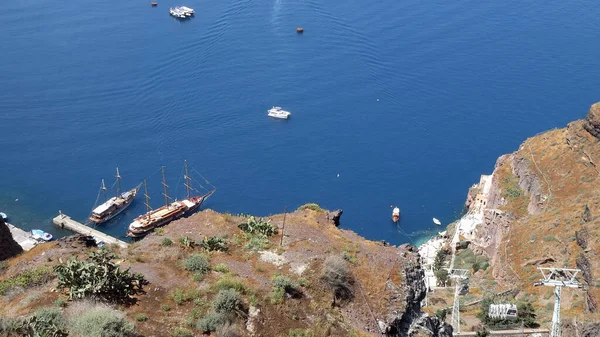 Vue Sur Île Volcanique Kameni Avec Des Bateaux Croisière Ancrés — Photo