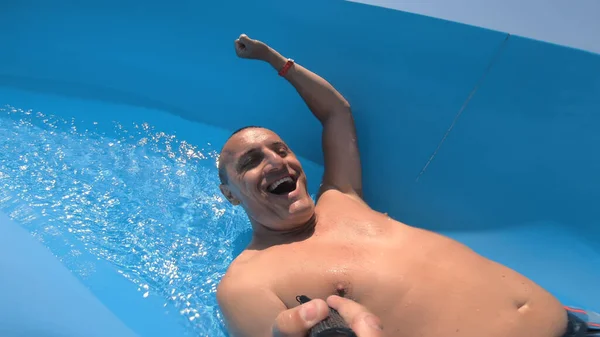 Selfie Hombre Divertido Deslizándose Tobogán Tobogán Aquapark —  Fotos de Stock