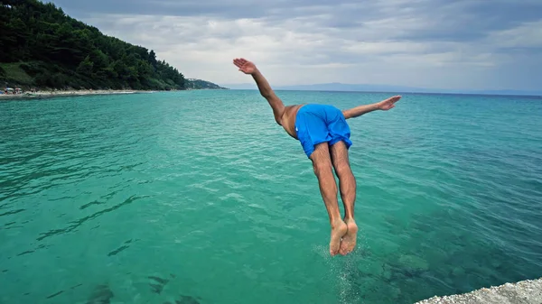 Attraktiver Mann Springt Ins Wasser — Stockfoto