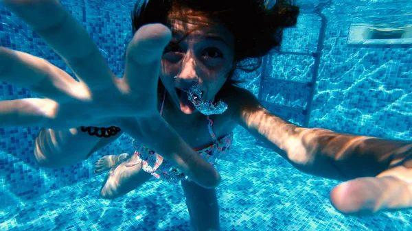 Glückliches Kleines Mädchen Macht Lustige Fratzen Unter Wasser Den Pool — Stockfoto