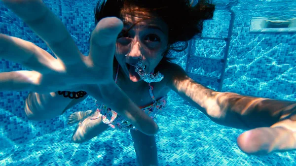 Menina Feliz Fazendo Caretas Engraçadas Debaixo Água Piscina — Fotografia de Stock