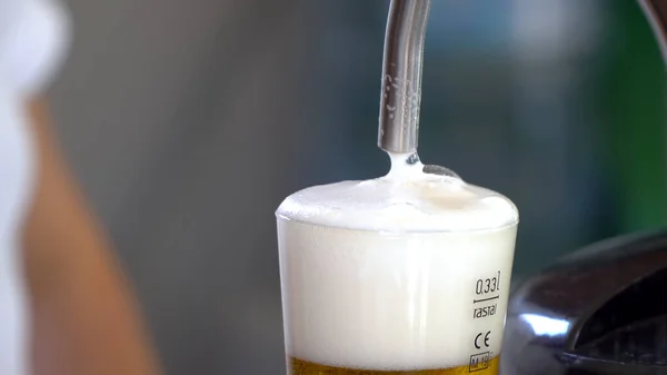 Barman Gieten Bier Glas Met Bubbels Close — Stockfoto
