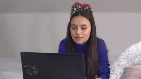 在家里用笔记本电脑在视频聊天时兴奋的女人 — 图库照片