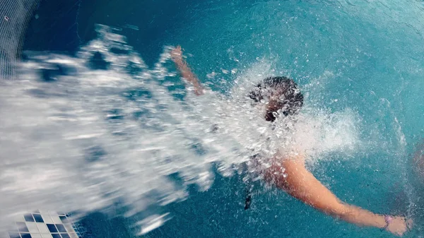 Wasser Spritzt Einer Frau Pool Auf Den Rücken — Stockfoto