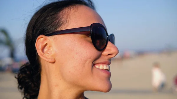 Portrait Une Fille Frappant Dans Caméra Filant Avec Sur Plage — Photo