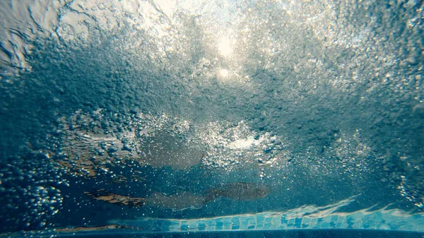 Podwodny Zwolniony Ruch Uderzenie Nogi Huśtawki Pęcherzyki Powietrza Basenie — Zdjęcie stockowe