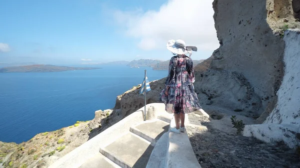 Mujer Vestido Disfrutar Isla Santorini Las Escaleras Corazón Santorini Iglesia — Foto de Stock