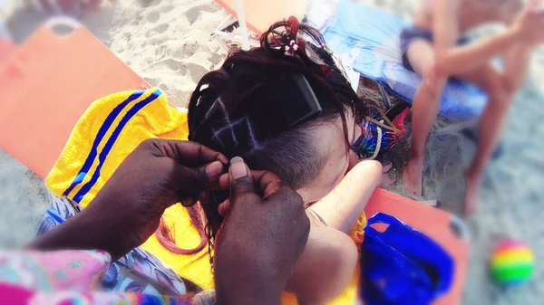 Pov Shot Young African Woman Immigrant Interlaces Hair Little Girl — Stockfoto