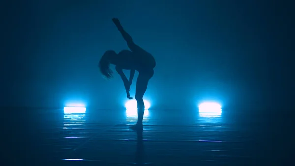 Graziosa Ballerina Moderna Che Balla Studio Con Luci Blu — Foto Stock