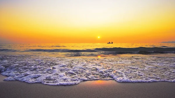 Pequeño Barco Refugiados Navega Horizonte Marítimo Contra Atardecer Visto Desde — Foto de Stock