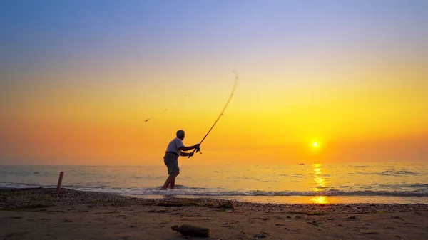 Silhouette Active Fisherman Throwing Fishing Tackles Sea Sunset — Stock Photo, Image