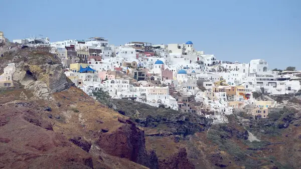 Διάσημο Ασβεστωμένο Και Πολύχρωμο Ταυτόχρονα Γραφικό Χωριό Της Οίας Χτισμένο — Φωτογραφία Αρχείου