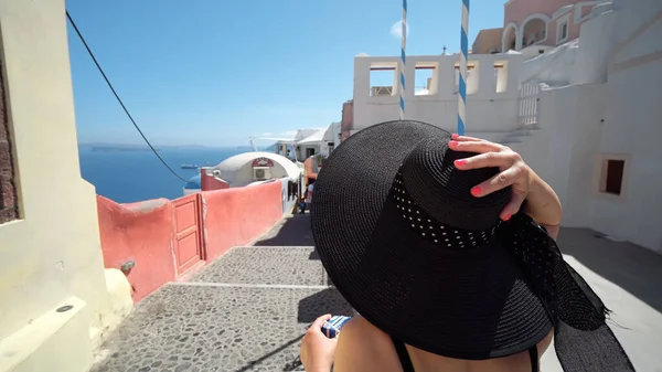Mulher Turística Elegante Com Chapéu Férias Viagem Oia Santorini Grécia — Fotografia de Stock