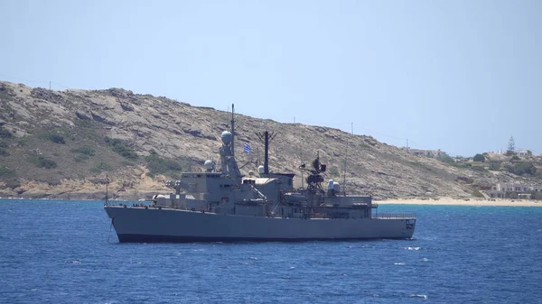 ギリシャの難民パトロールのために海上に出航する軍艦 — ストック写真