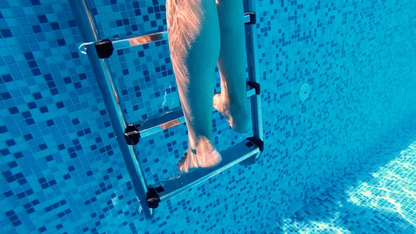 Mujer Subiendo Por Las Escaleras Metal Escaleras Piscina Vista Submarina — Foto de Stock