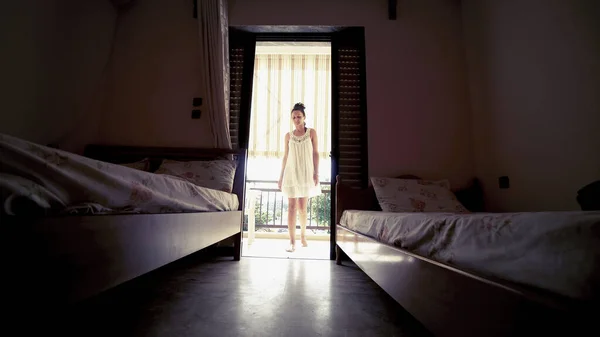 Silhouette Nyitja Függöny Hálószobában Kinyújtózik Után Felkelni Reggel — Stock Fotó